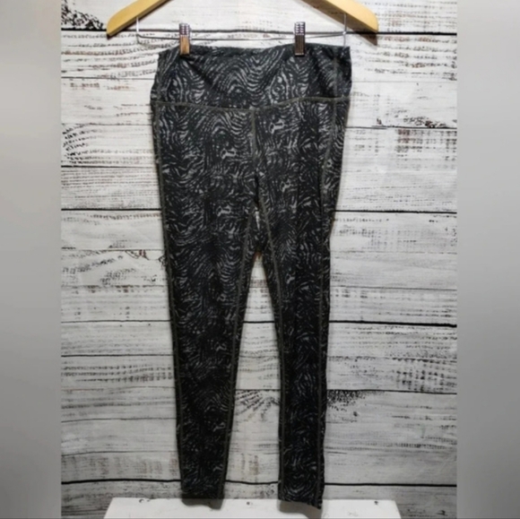 Athleta Zebra Chaturanga Legging Gray size Small Performance Yoga Active - Picture 8 of 8